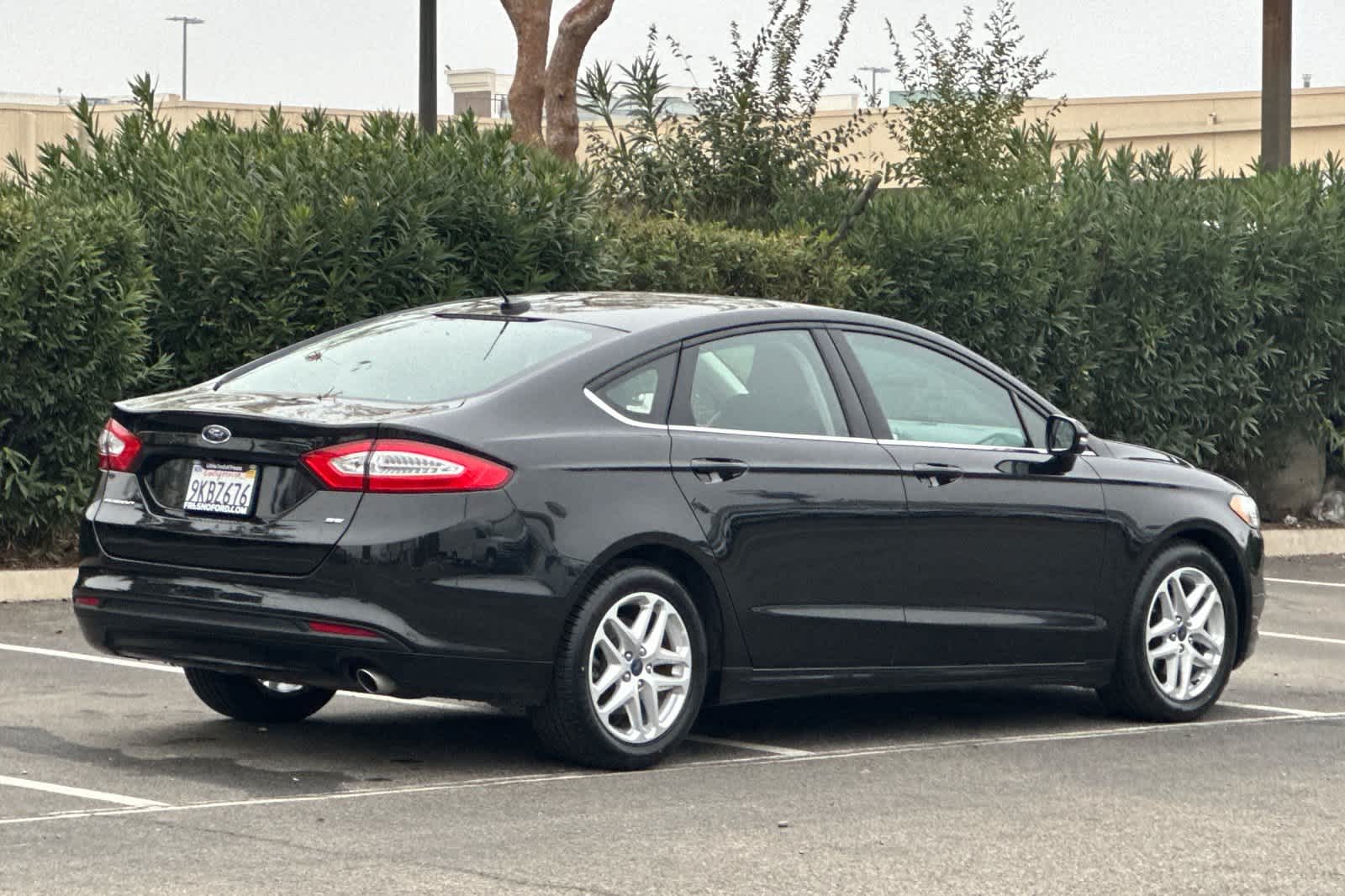 2015 Ford Fusion SE photo 2