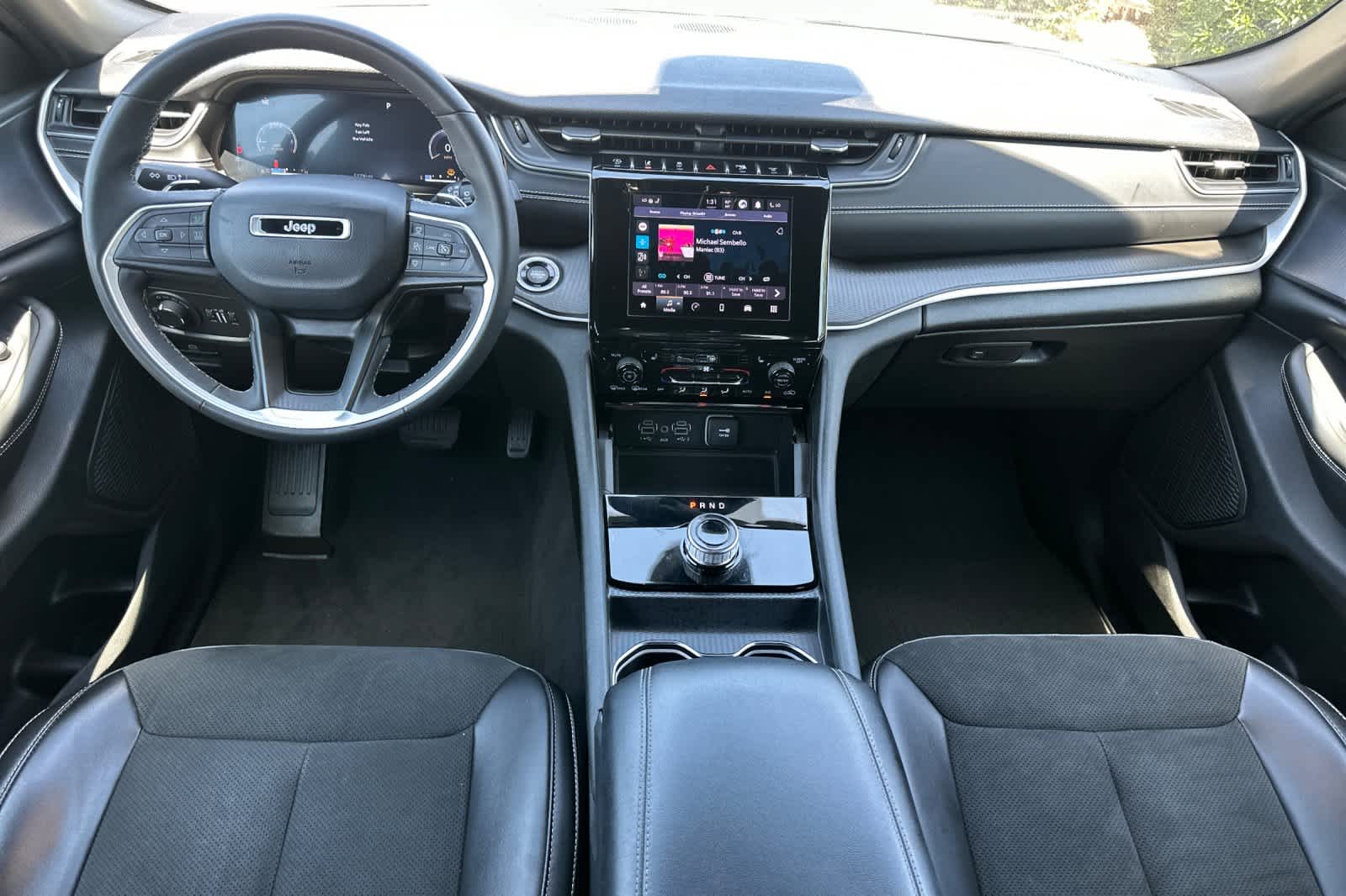 2023 Jeep Grand Cherokee Laredo photo 3