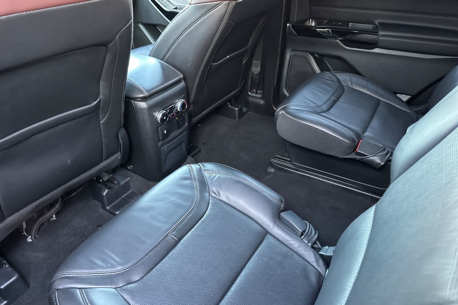 2023 Ford Explorer Platinum photo 3