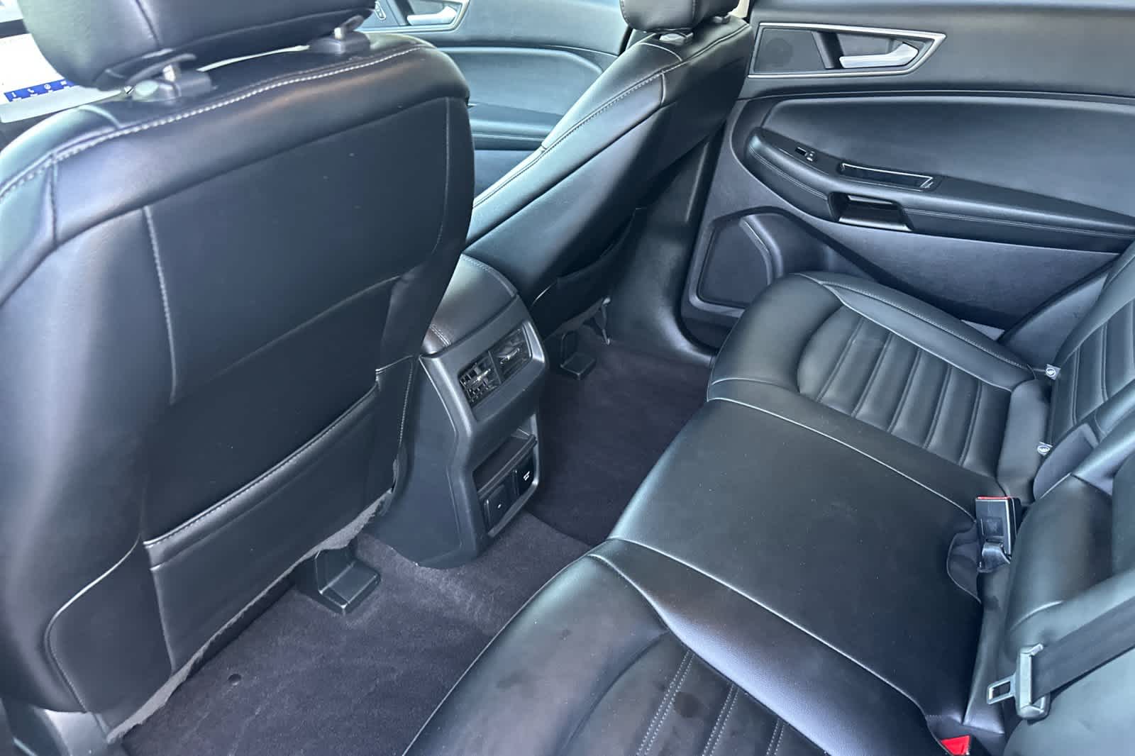 2020 Ford Edge SEL photo 2