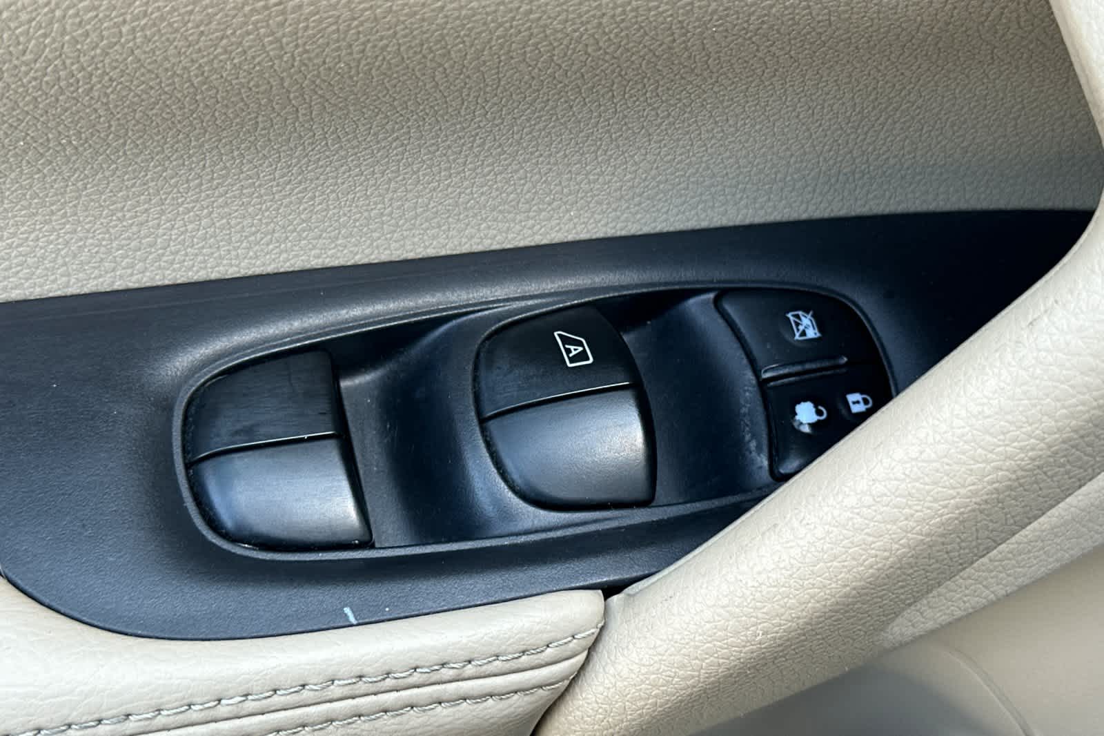 Thumbnail: 2015 Nissan Rogue - 13