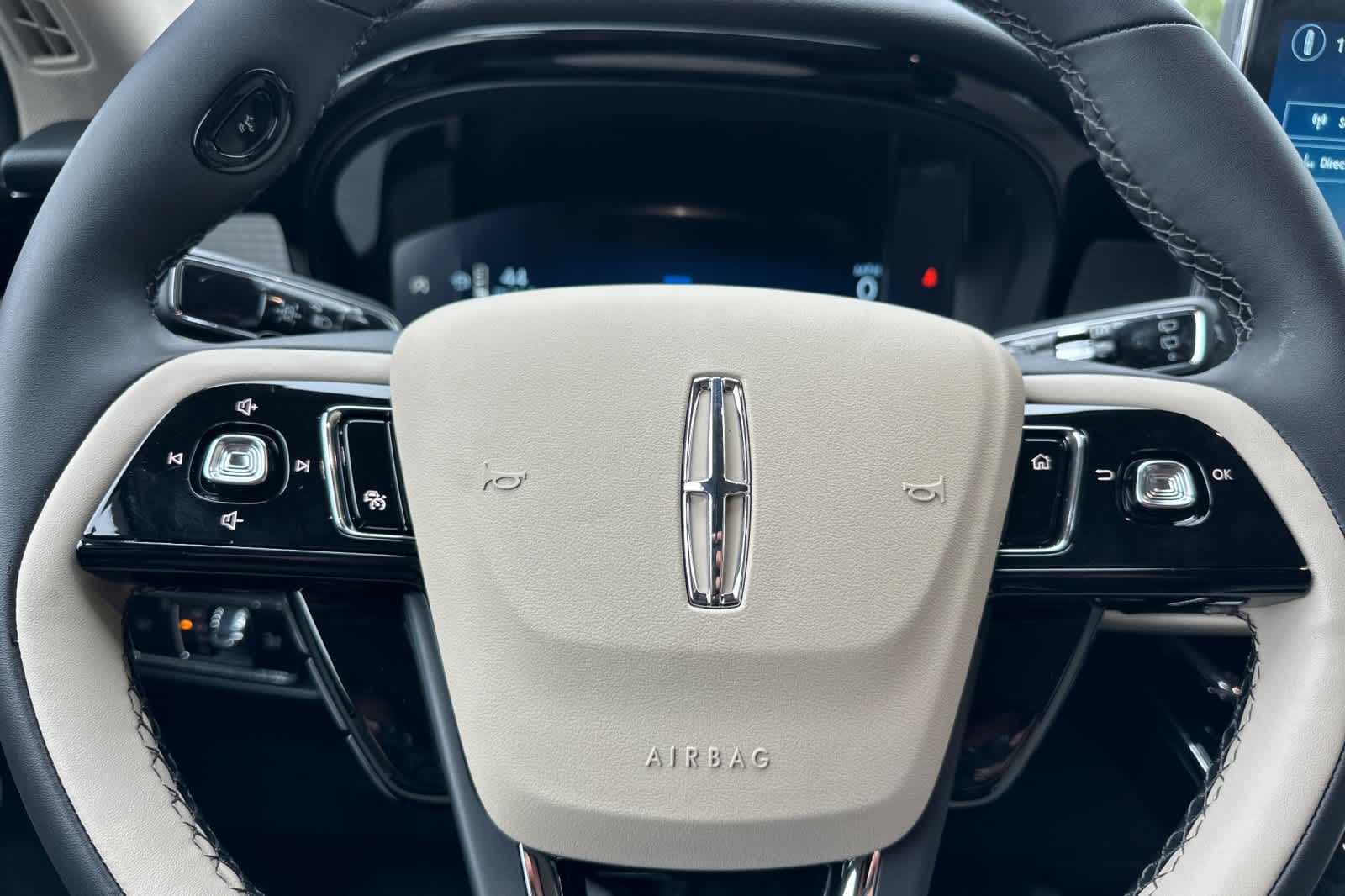 Thumbnail: 2025 Lincoln Corsair - 25