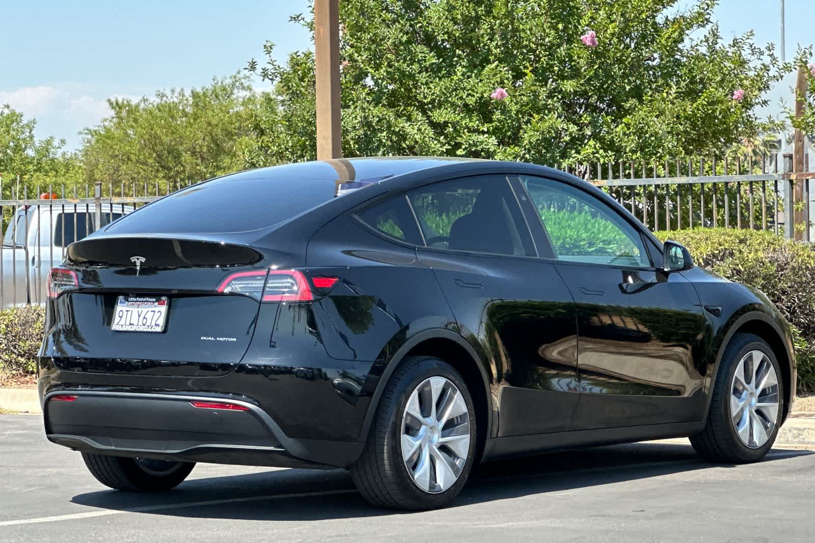Used 2024 Tesla Model Y Long Range with VIN 7SAYGDEE8RA283515 for sale in Fresno, CA