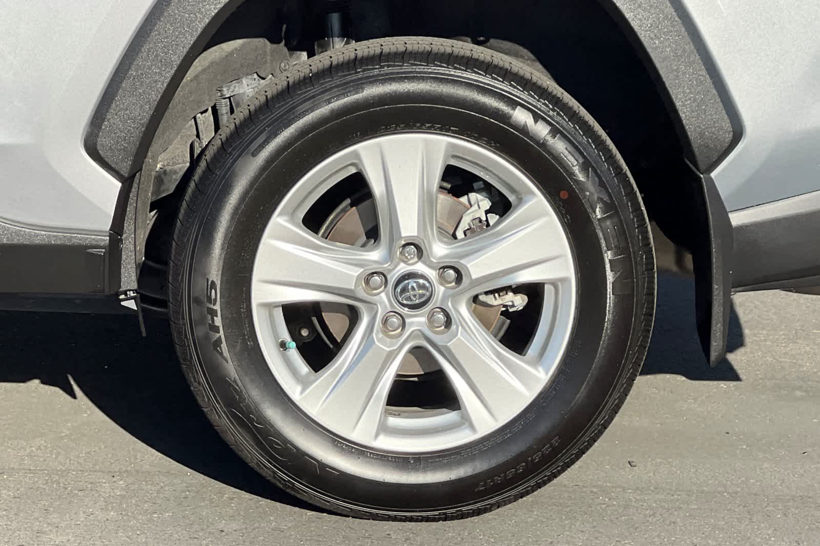 Thumbnail: 2020 Toyota RAV4 - 25