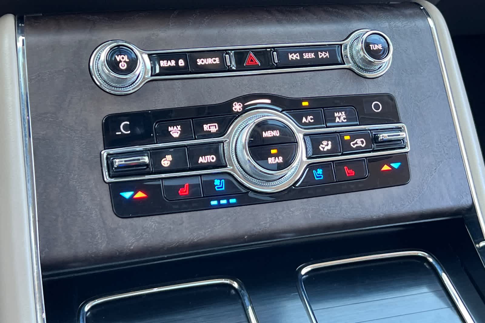 Thumbnail: 2020 Lincoln Aviator - 23