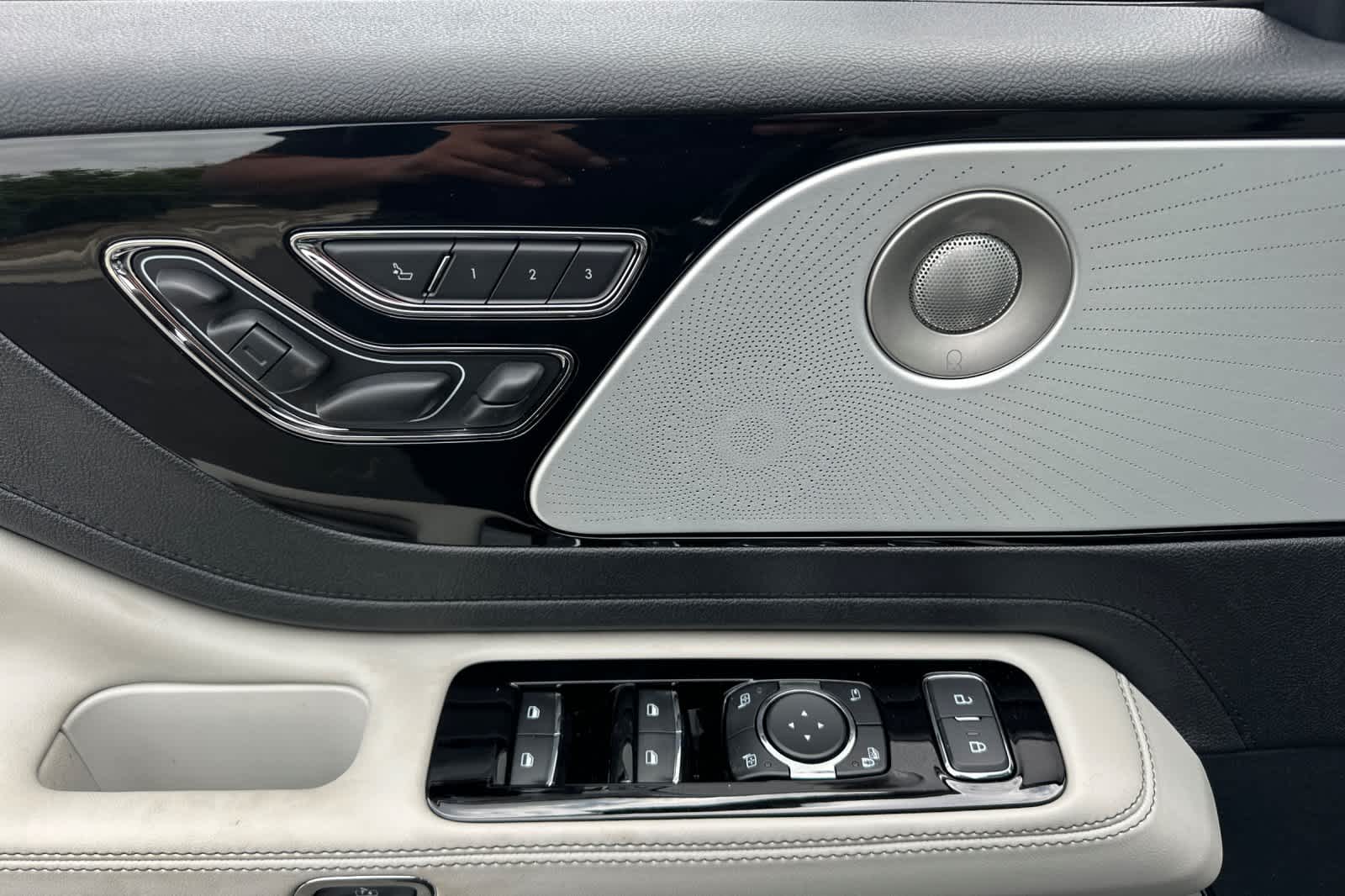 Thumbnail: 2025 Lincoln Aviator - 13