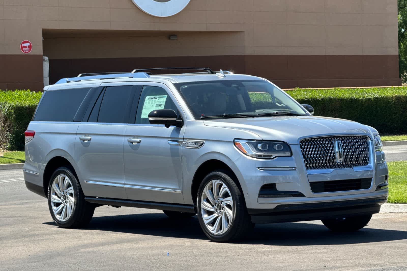 Thumbnail: 2024 Lincoln Navigator L - 10