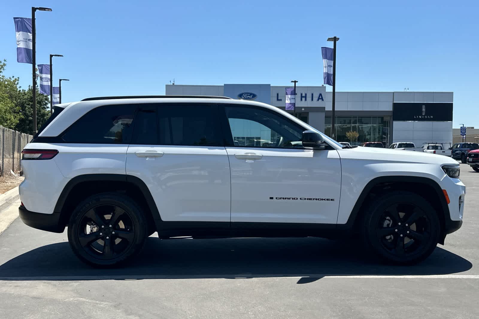 Thumbnail: 2023 Jeep Grand Cherokee - 9