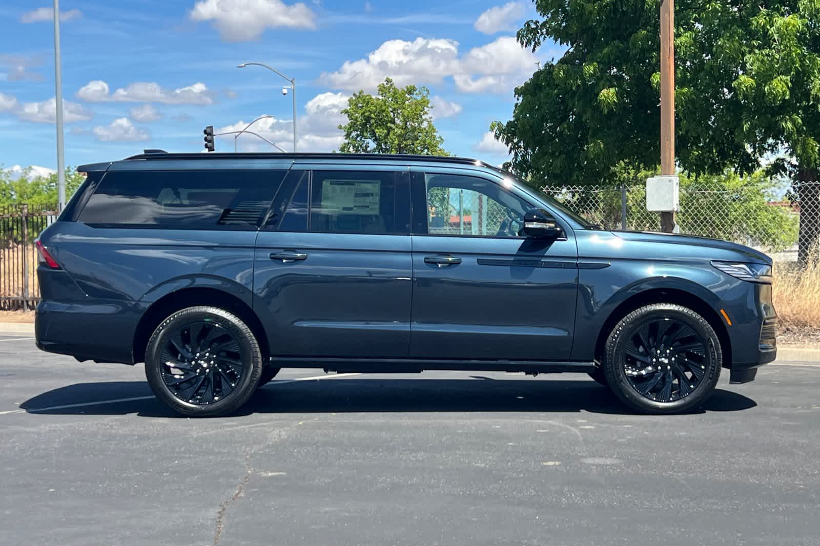 Thumbnail: 2026 Lincoln Navigator L - 8