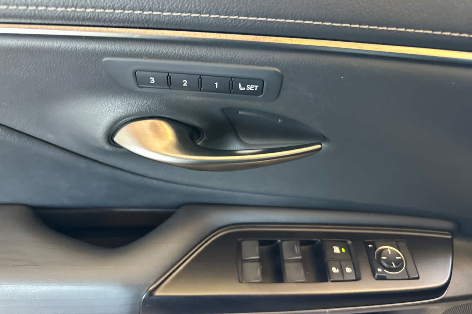 Thumbnail: 2019 Lexus ES - 13