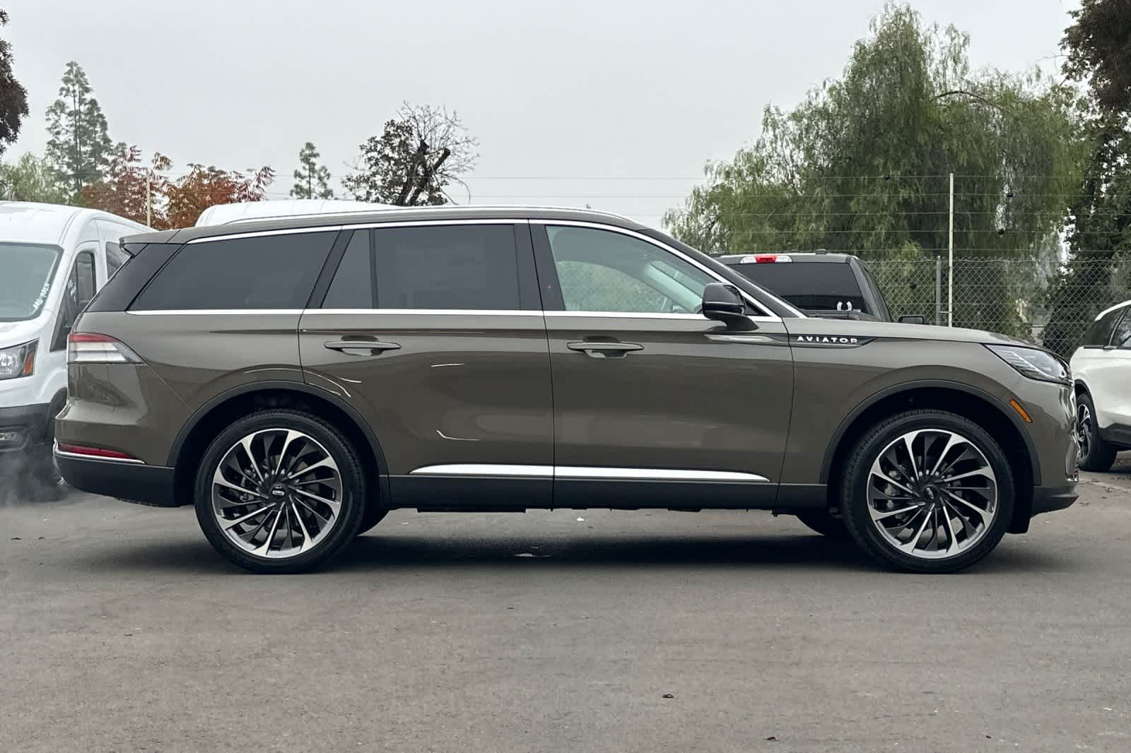 Thumbnail: 2026 Lincoln Aviator - 8