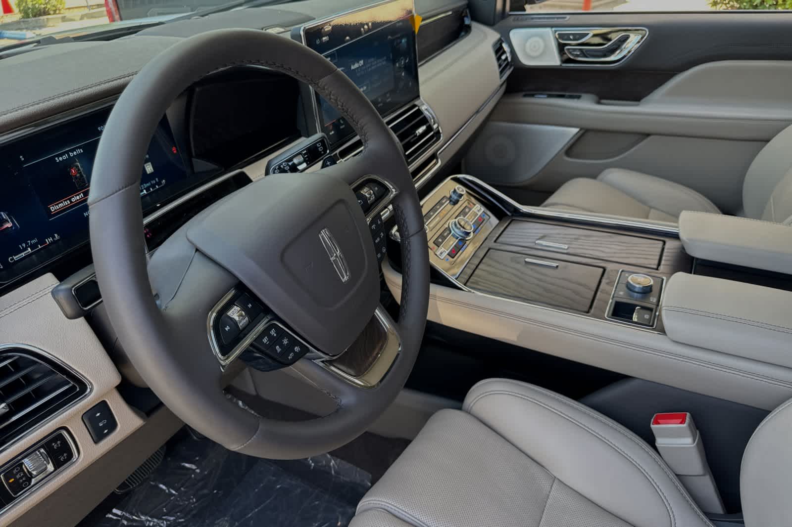 Thumbnail: 2024 Lincoln Navigator L - 12