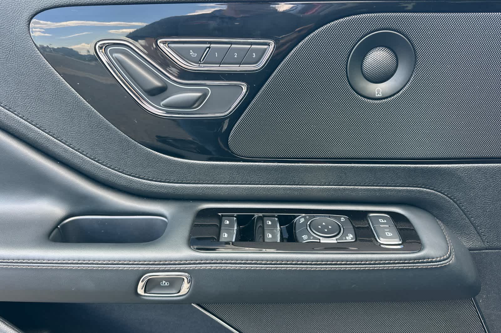 Thumbnail: 2026 Lincoln Aviator - 12