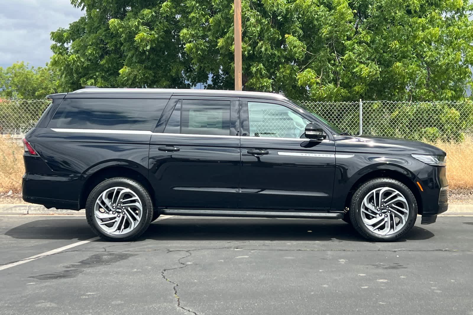 Thumbnail: 2026 Lincoln Navigator L - 8