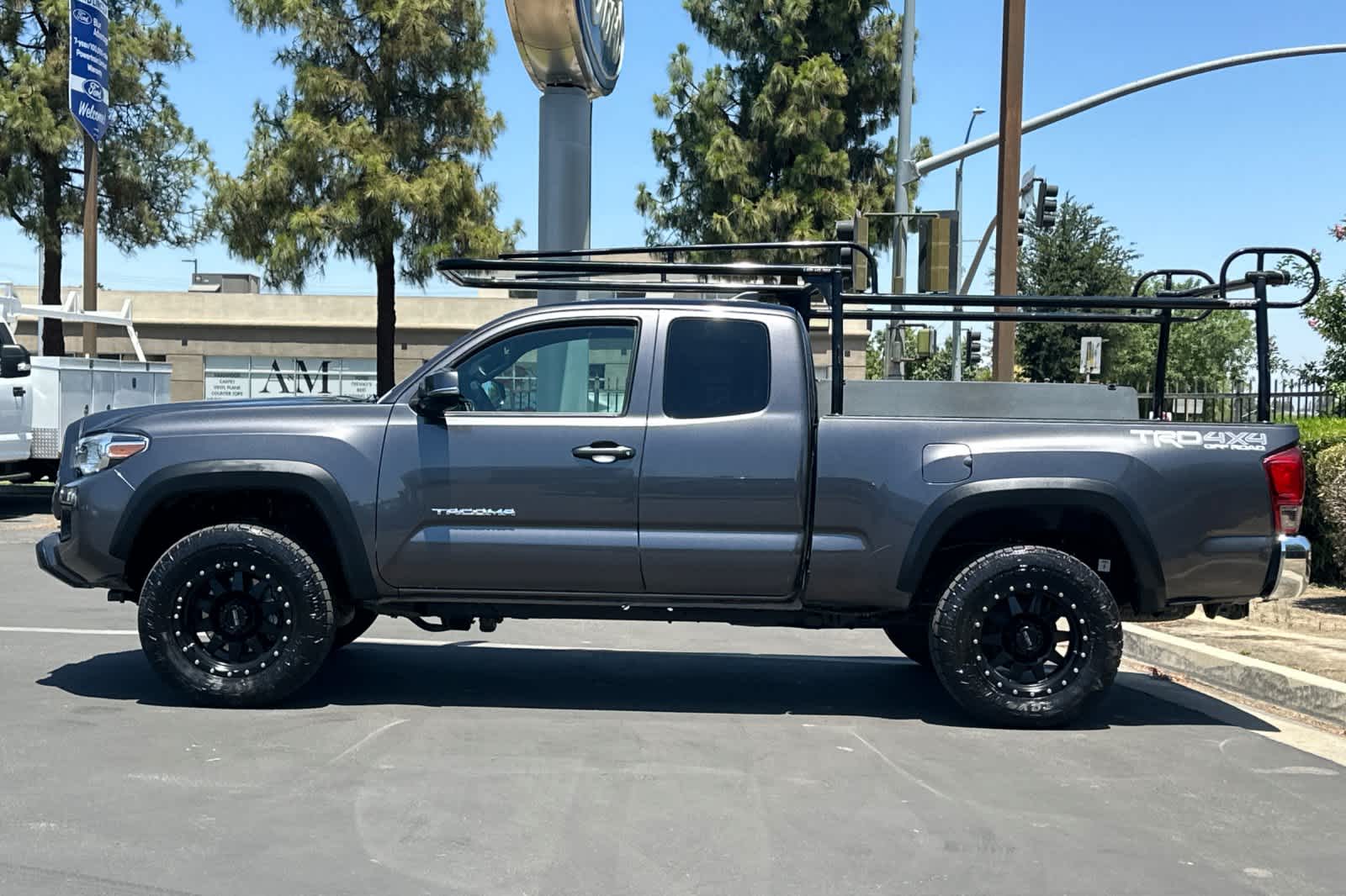 Thumbnail: 2016 Toyota Tacoma - 5