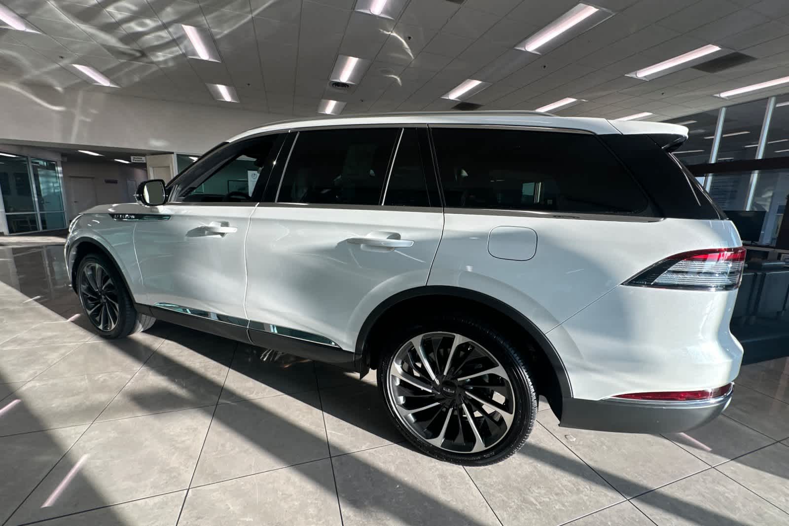 Thumbnail: 2026 Lincoln Aviator - 5