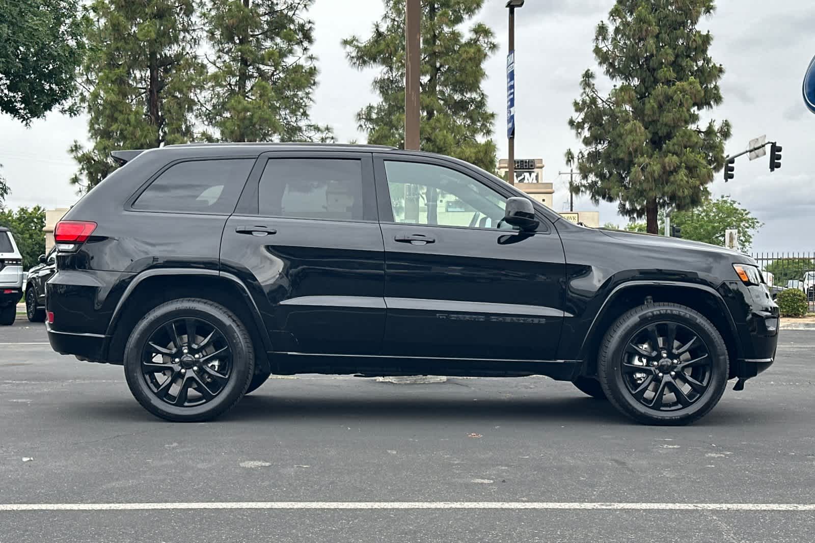 Thumbnail: 2022 Jeep Grand Cherokee - 8