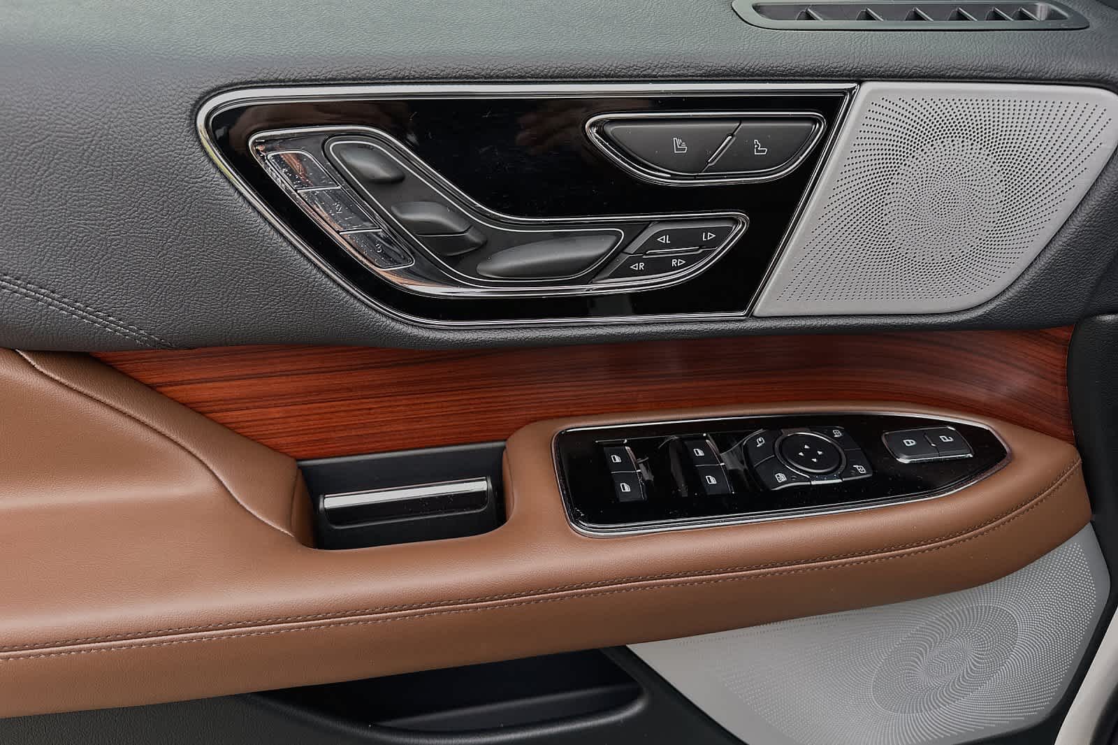 Thumbnail: 2024 Lincoln Navigator L - 13