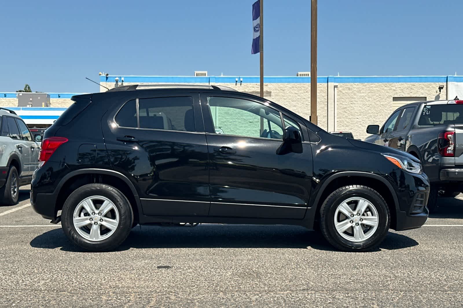 Thumbnail: 2022 Chevrolet Trax - 8