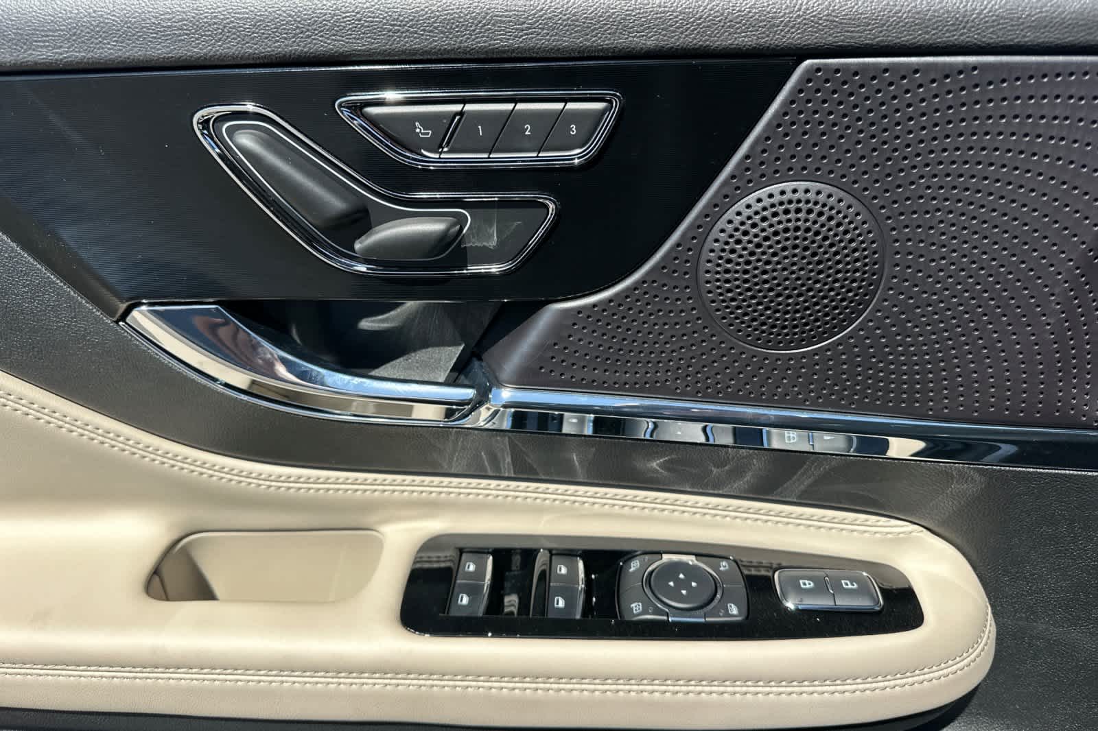 Thumbnail: 2025 Lincoln Corsair - 13