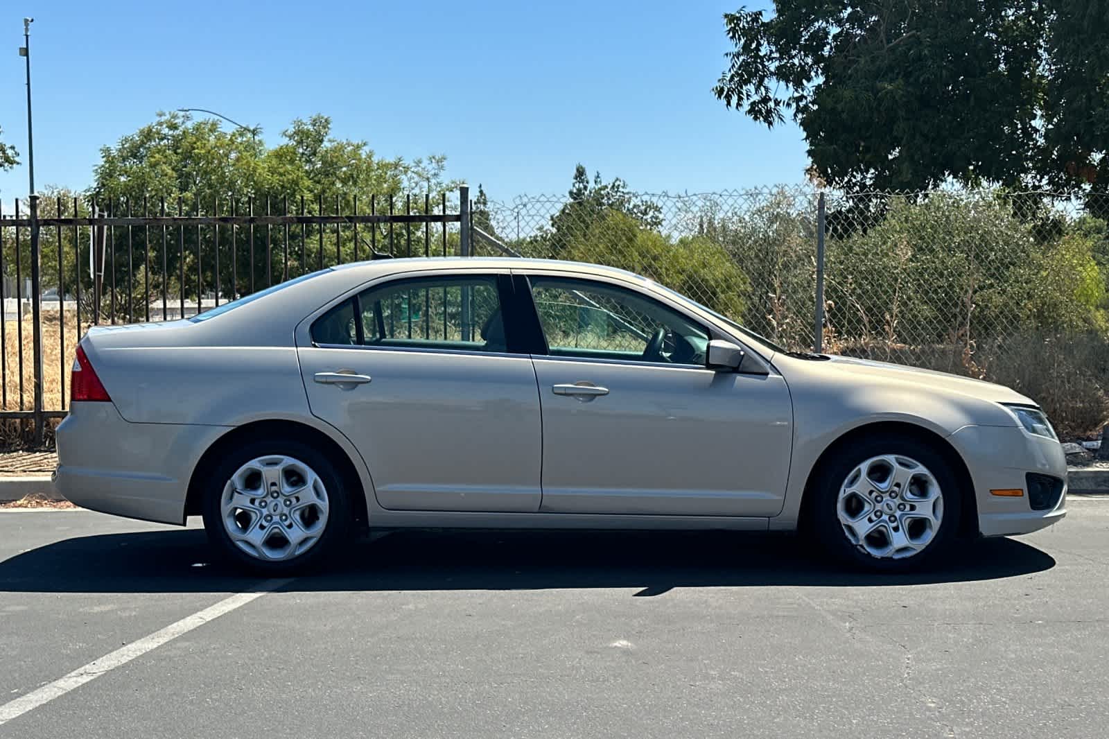 Thumbnail: 2010 Ford Fusion - 8