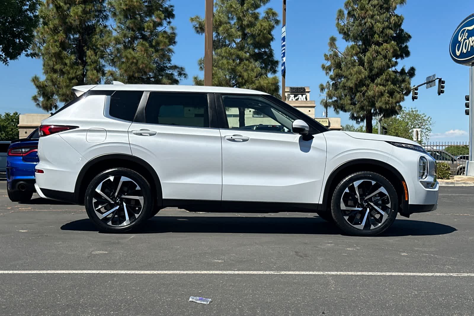 Thumbnail: 2023 Mitsubishi Outlander - 8