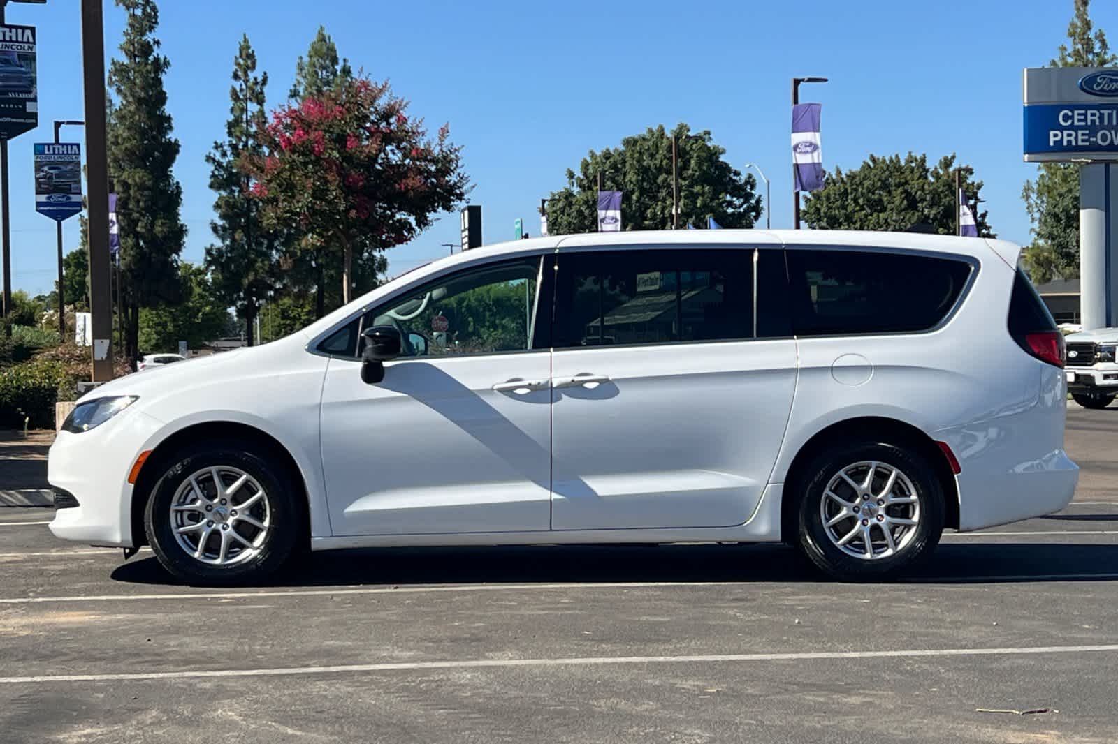 Thumbnail: 2024 Chrysler Voyager - 5