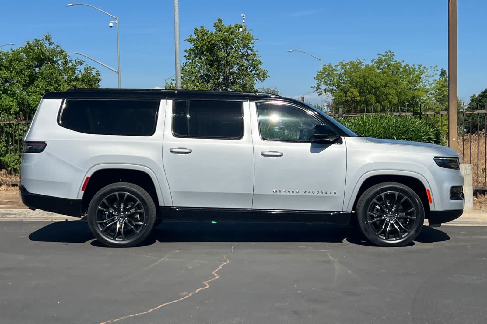 Thumbnail: 2024 Jeep Grand Wagoneer L - 9