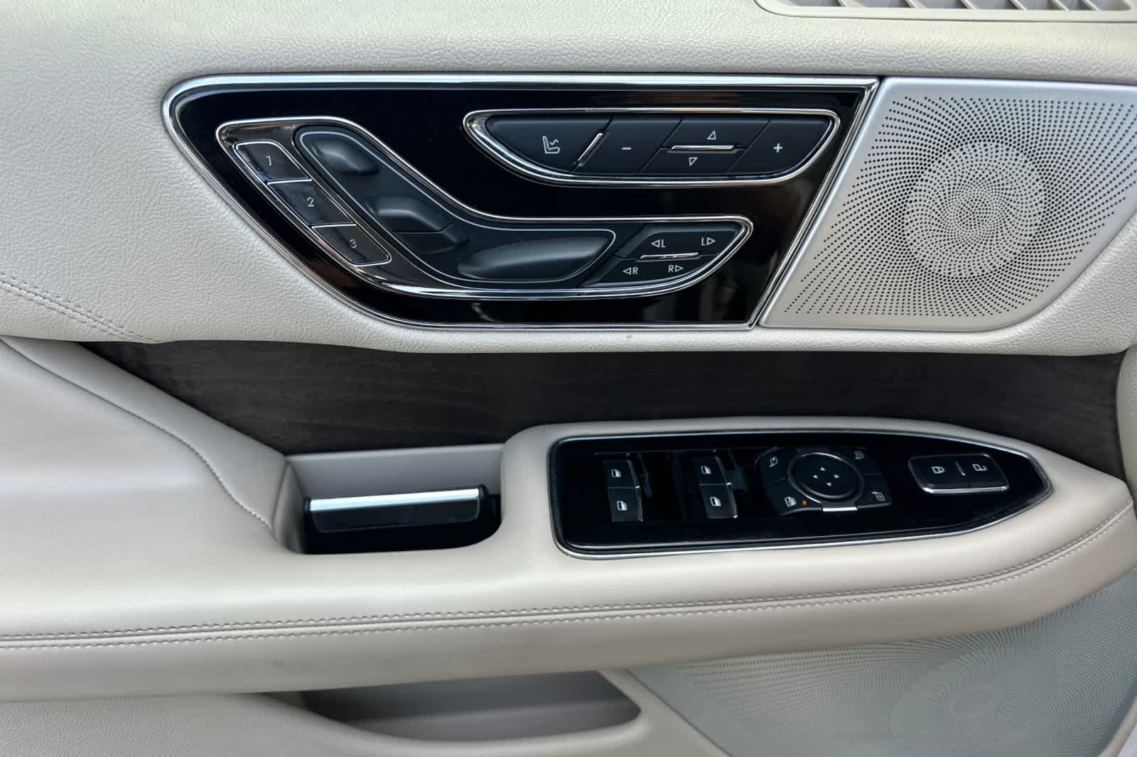 Thumbnail: 2019 Lincoln Navigator L - 12