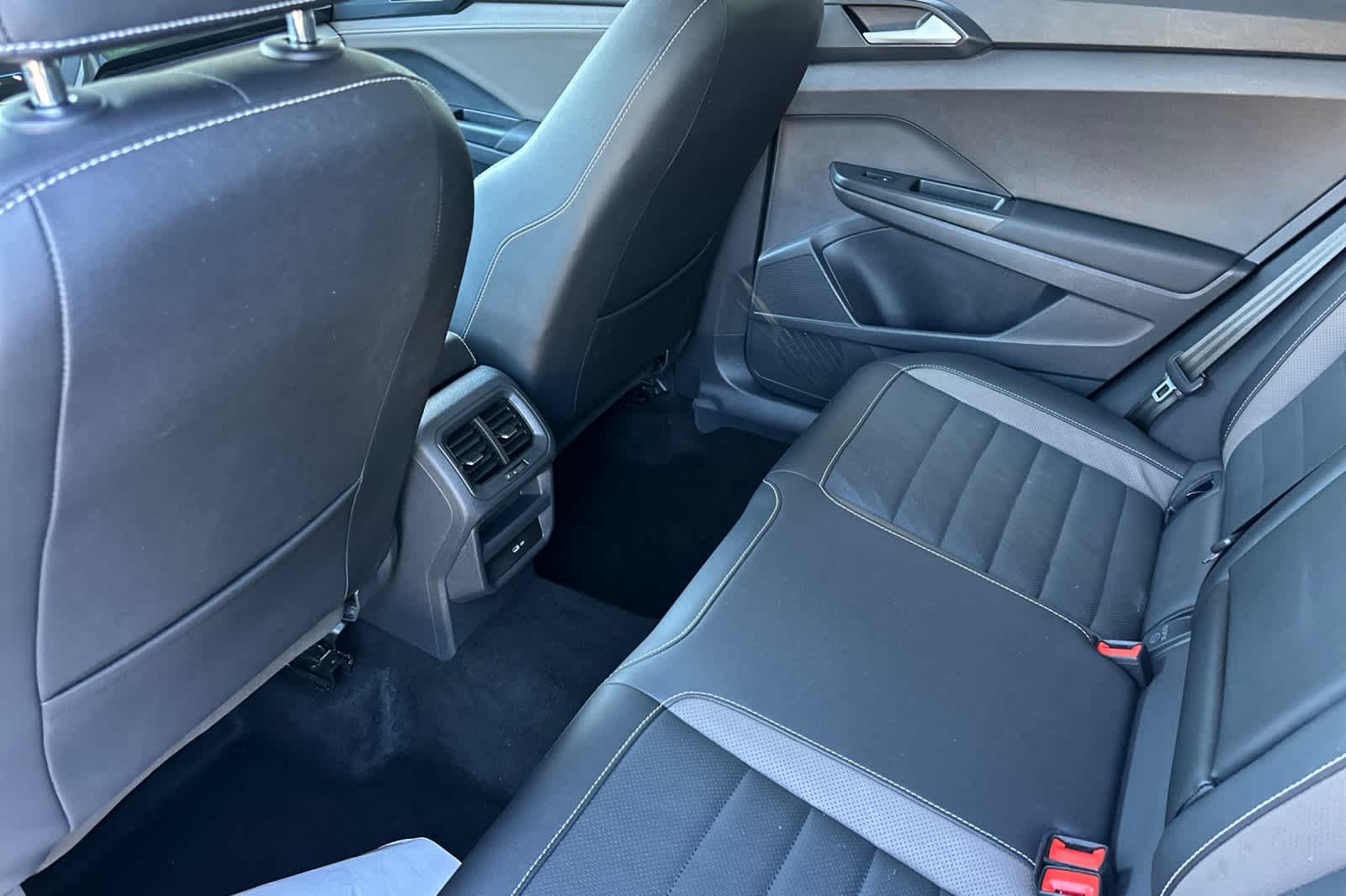 Thumbnail: 2022 Volkswagen Taos - 4