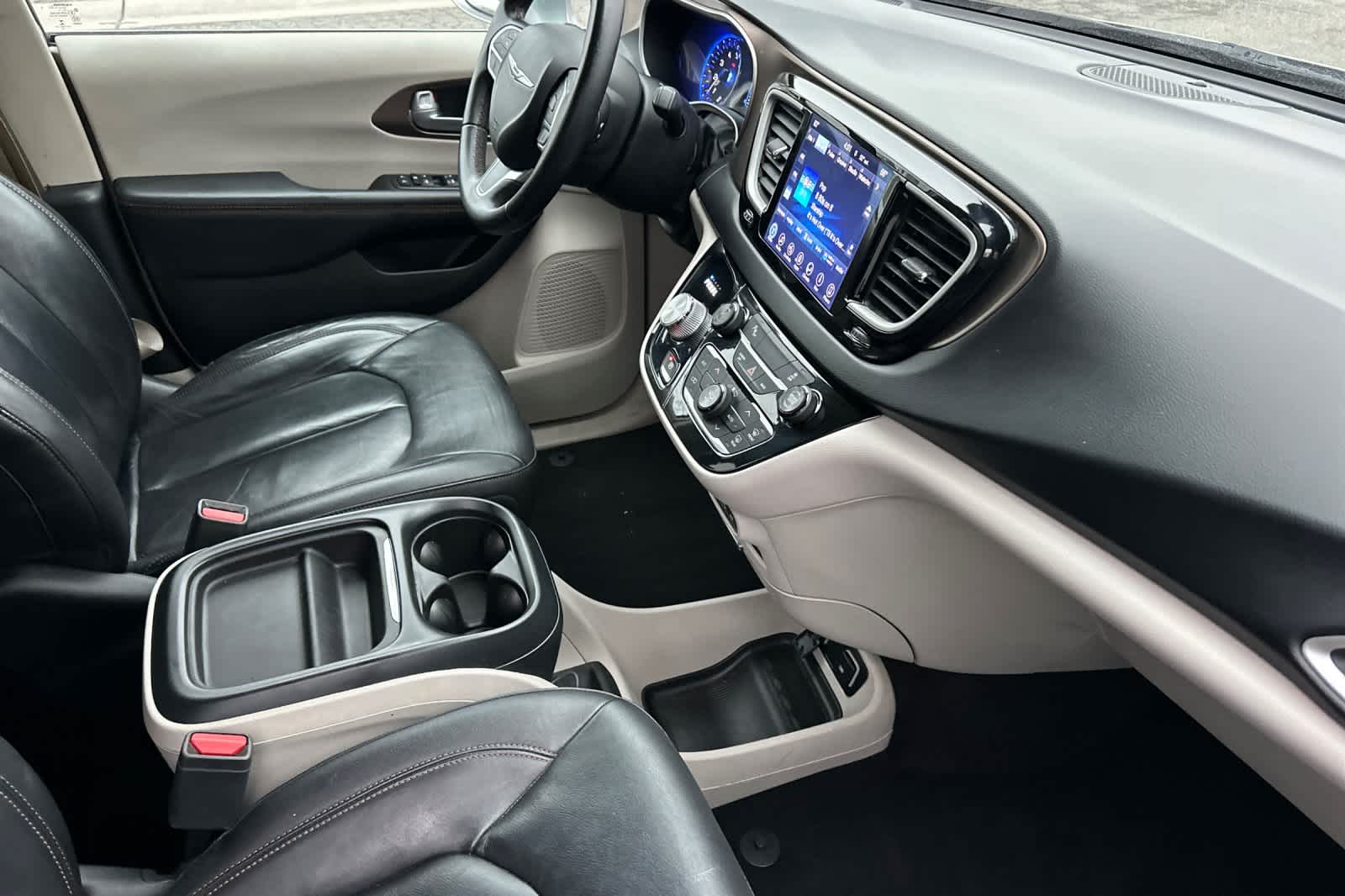 Thumbnail: 2017 Chrysler Pacifica - 17