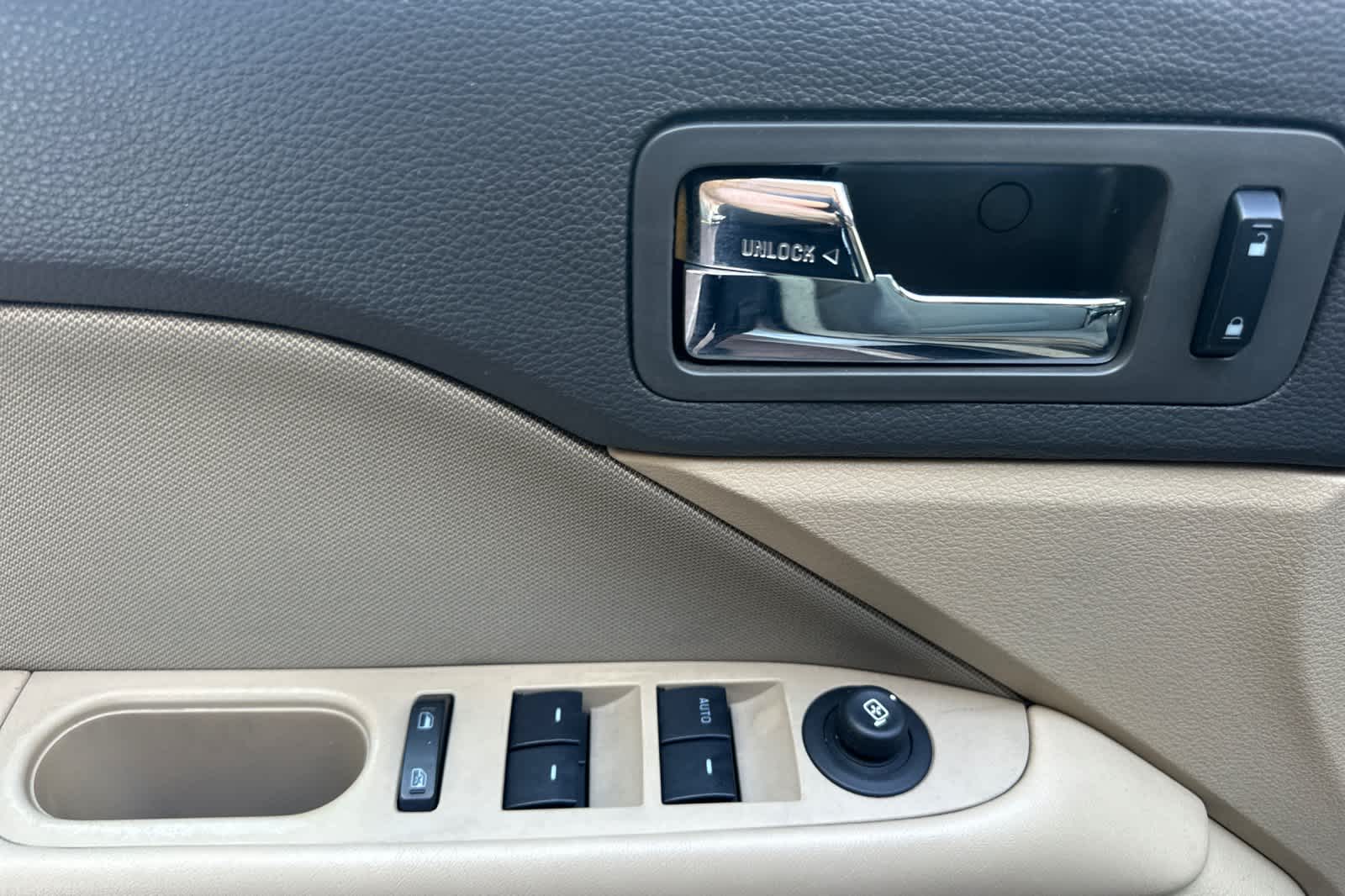 Thumbnail: 2010 Ford Fusion - 12