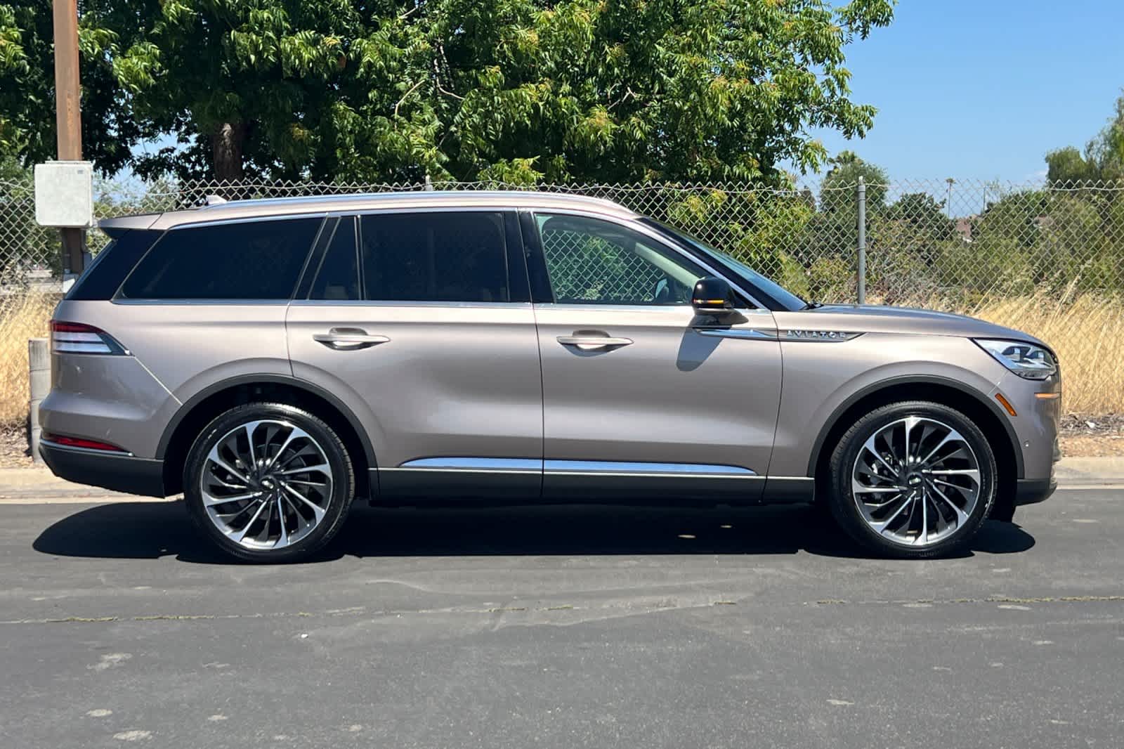 Thumbnail: 2020 Lincoln Aviator - 9