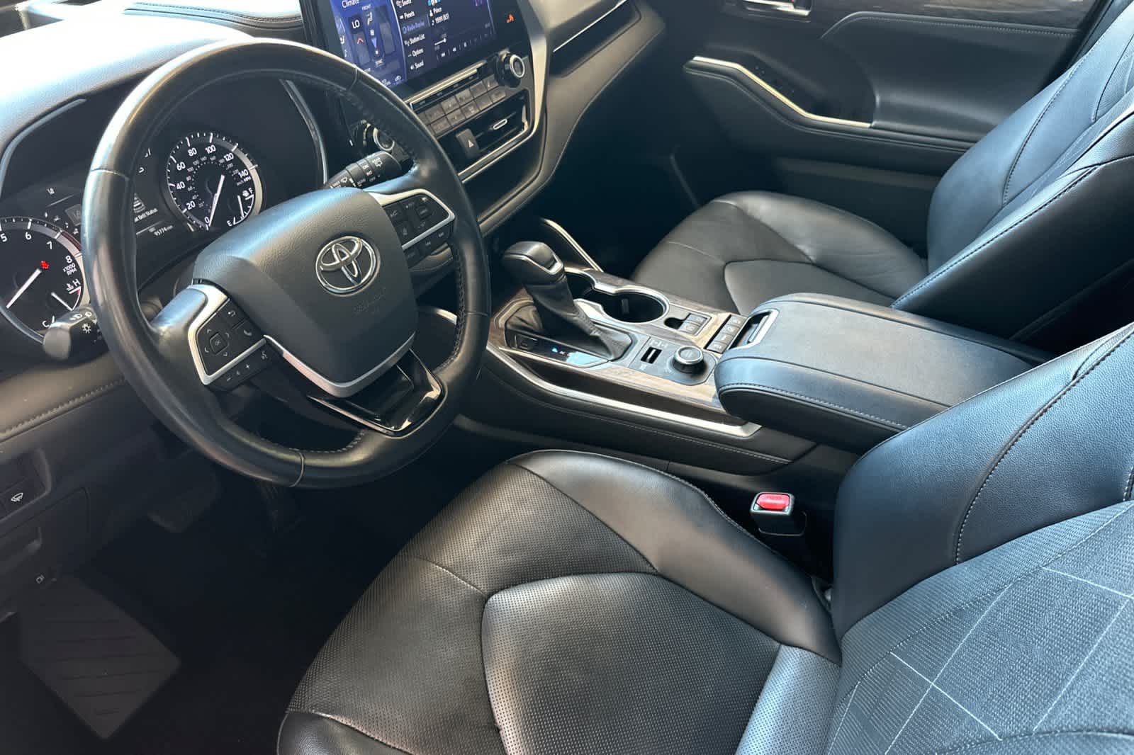 Thumbnail: 2022 Toyota Highlander - 10