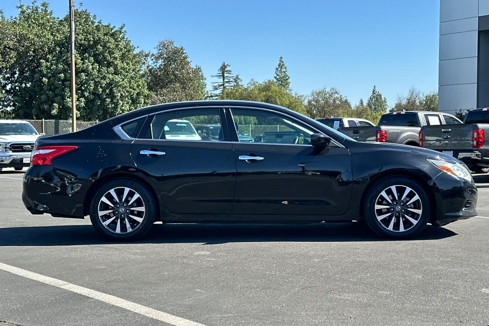 Thumbnail: 2017 Nissan Altima - 8