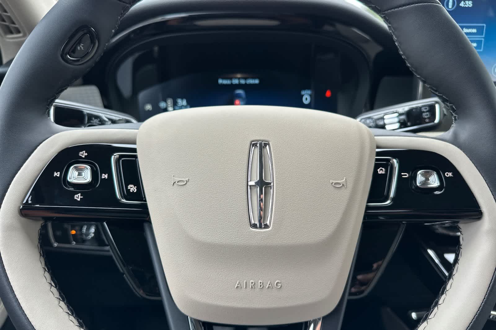 Thumbnail: 2025 Lincoln Corsair - 25