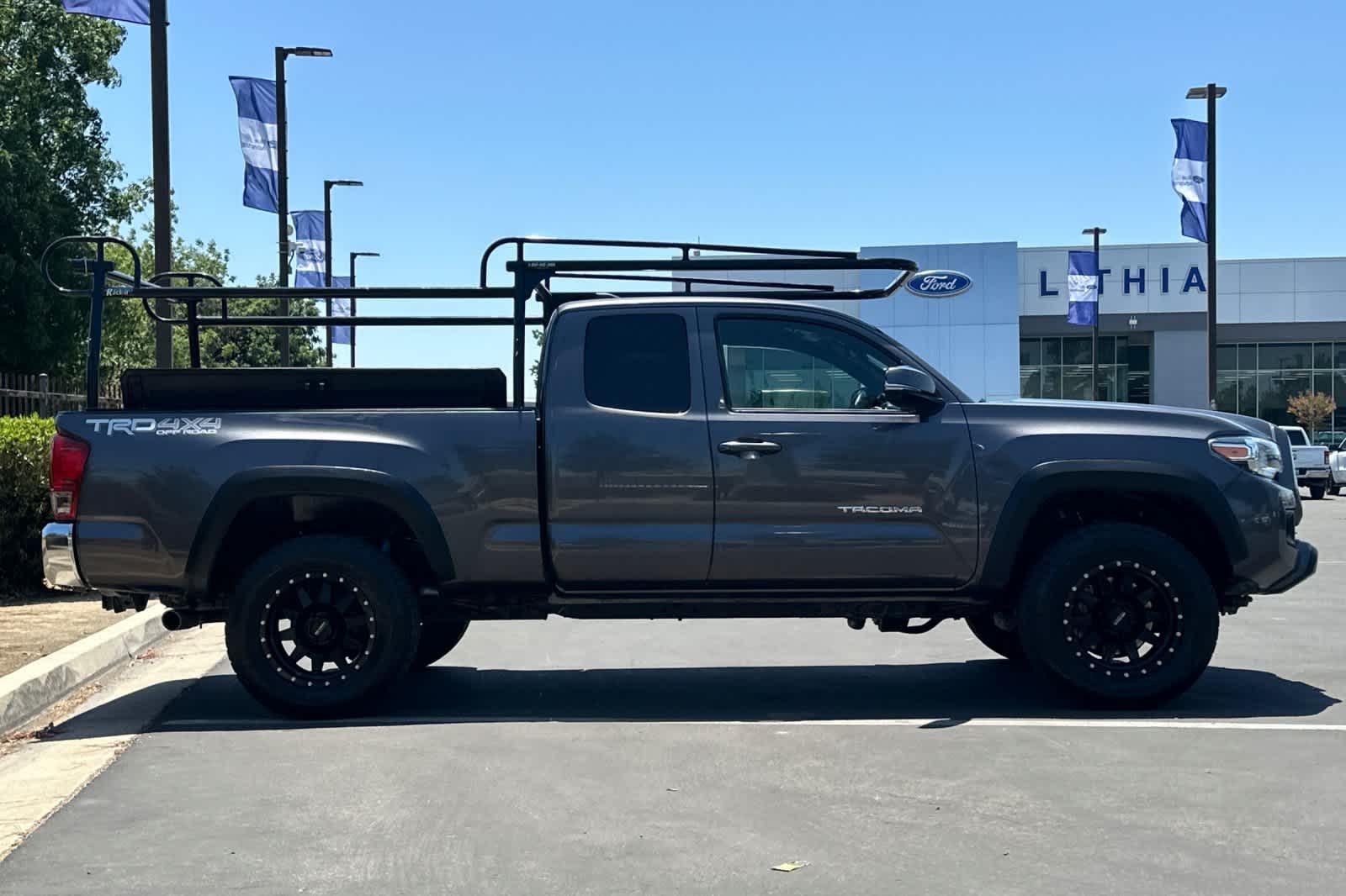 Thumbnail: 2016 Toyota Tacoma - 8