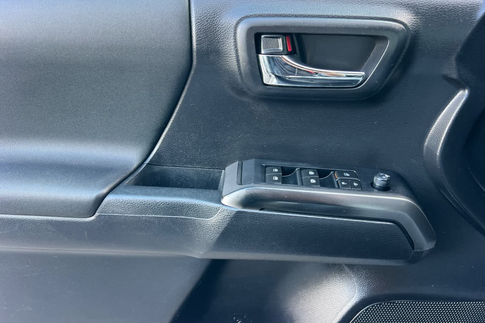 Thumbnail: 2020 Toyota Tacoma - 12