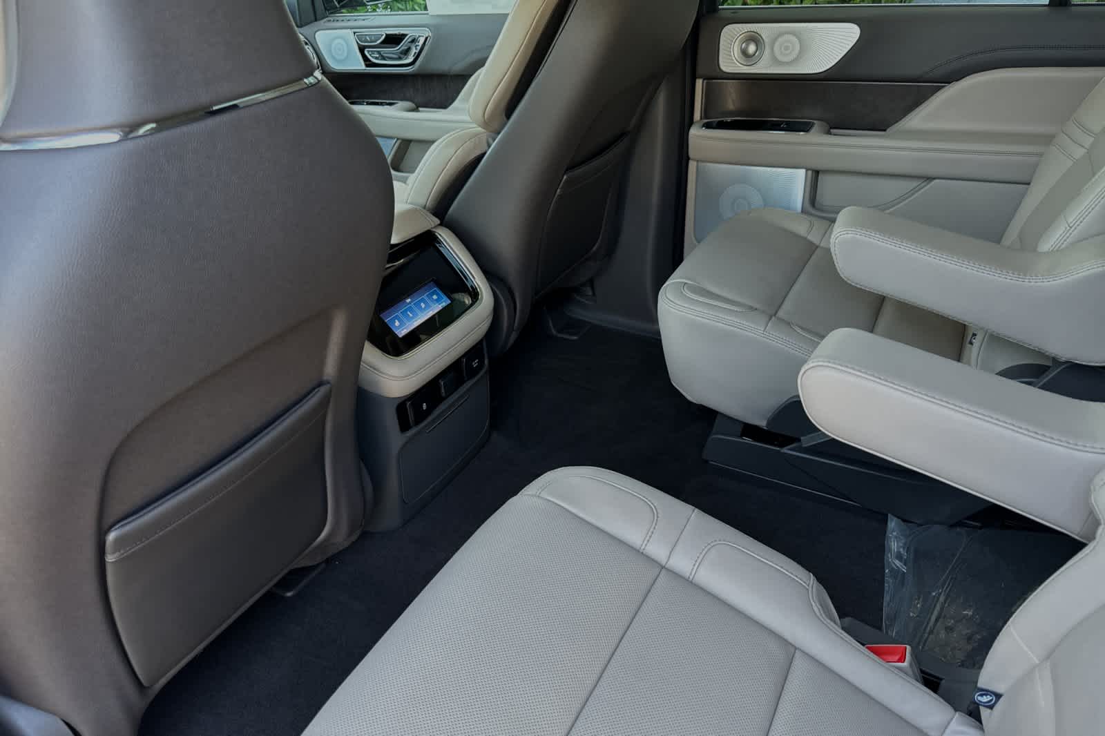 Thumbnail: 2024 Lincoln Navigator - 4