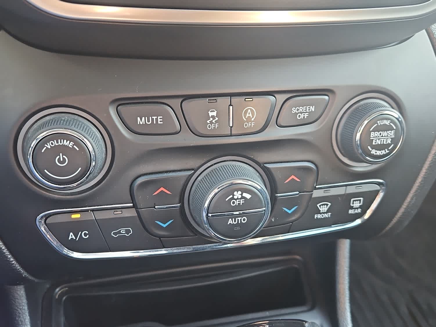 Thumbnail: 2020 Jeep Cherokee - 17