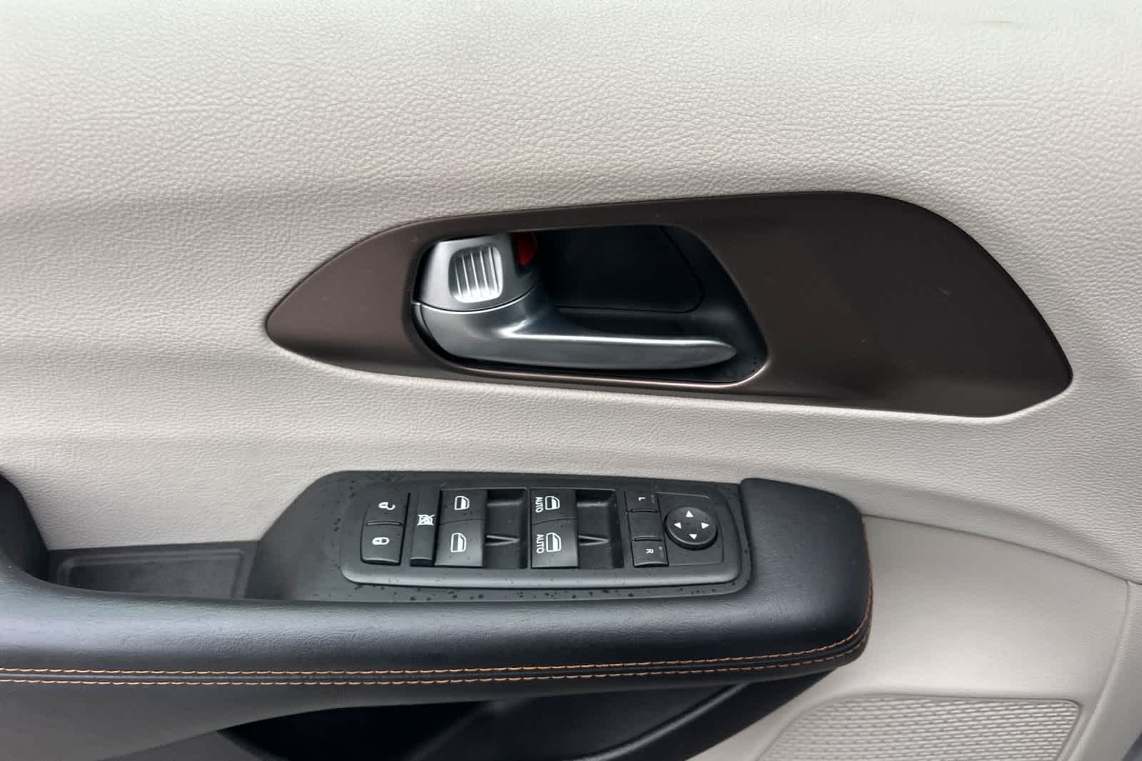 Thumbnail: 2017 Chrysler Pacifica - 12