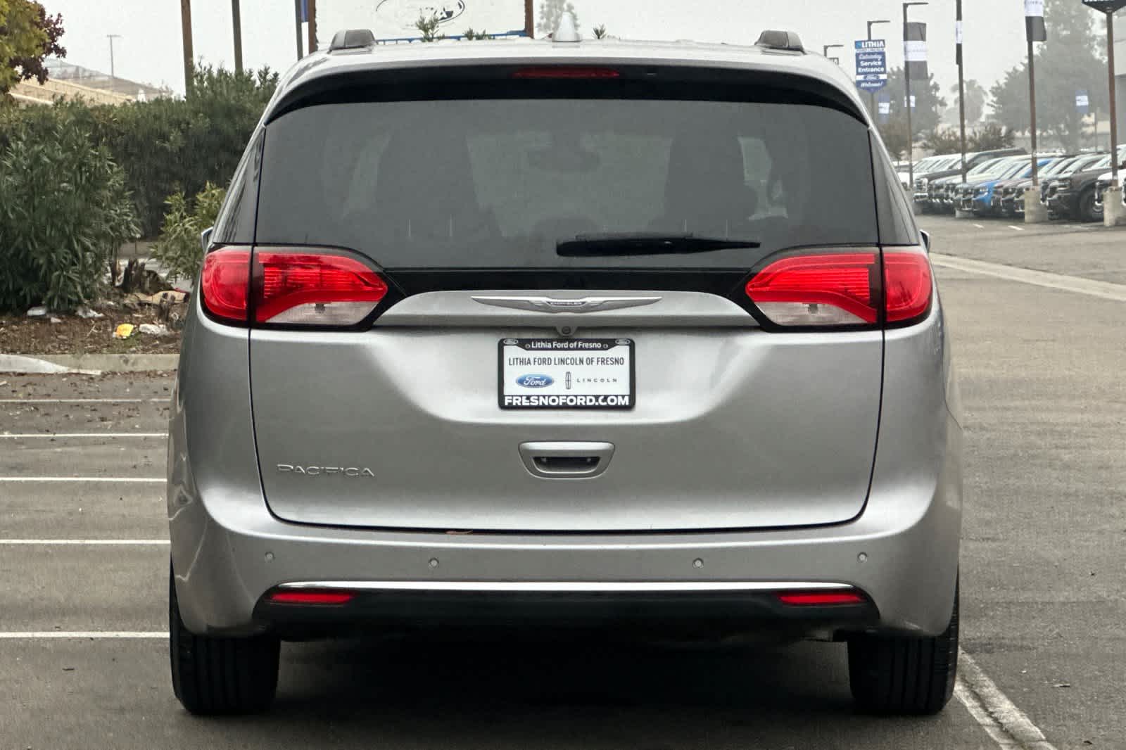 Thumbnail: 2017 Chrysler Pacifica - 7