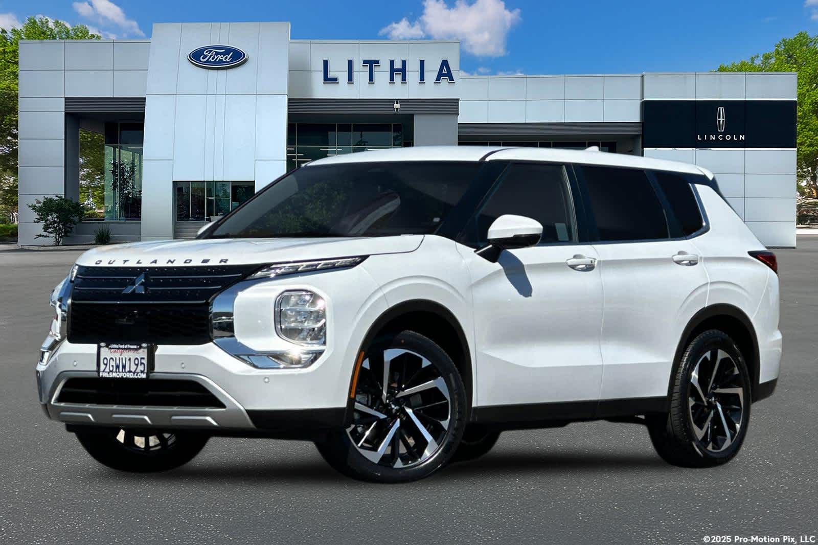 Thumbnail: 2023 Mitsubishi Outlander - 1