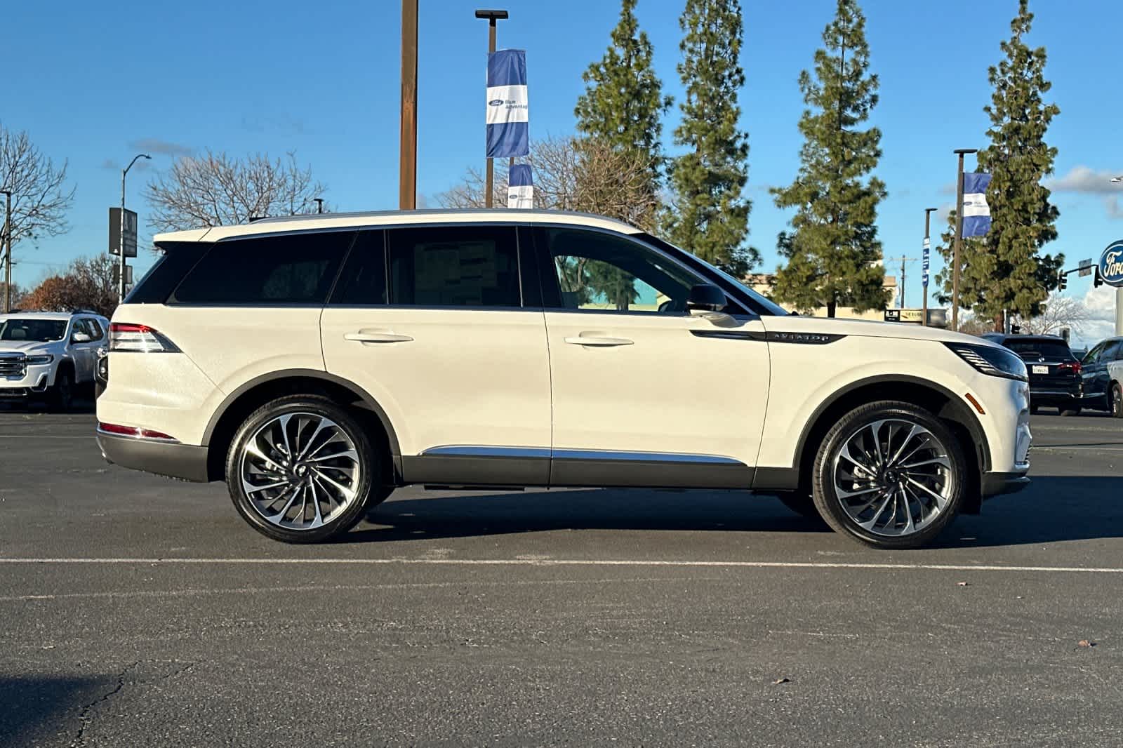 Thumbnail: 2026 Lincoln Aviator - 8