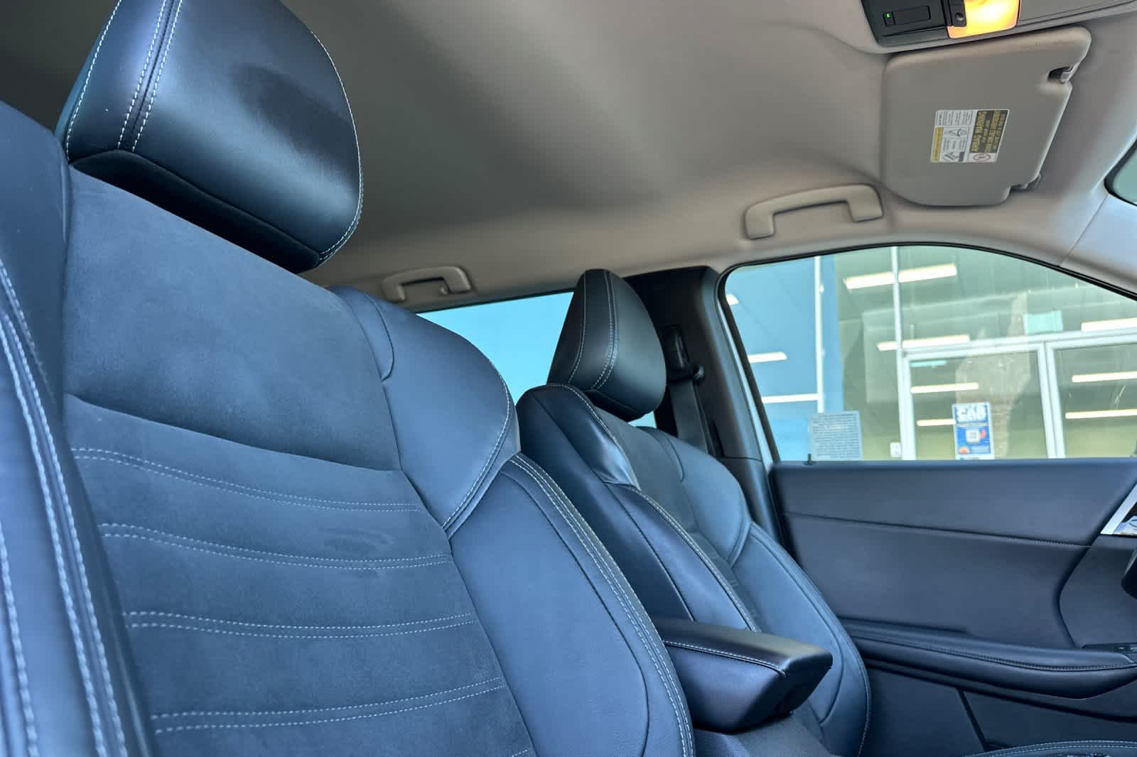 Thumbnail: 2023 Mitsubishi Outlander - 17