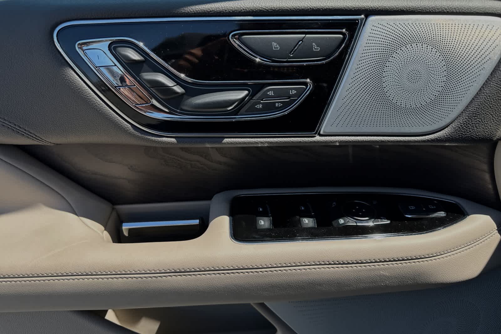 Thumbnail: 2024 Lincoln Navigator L - 13