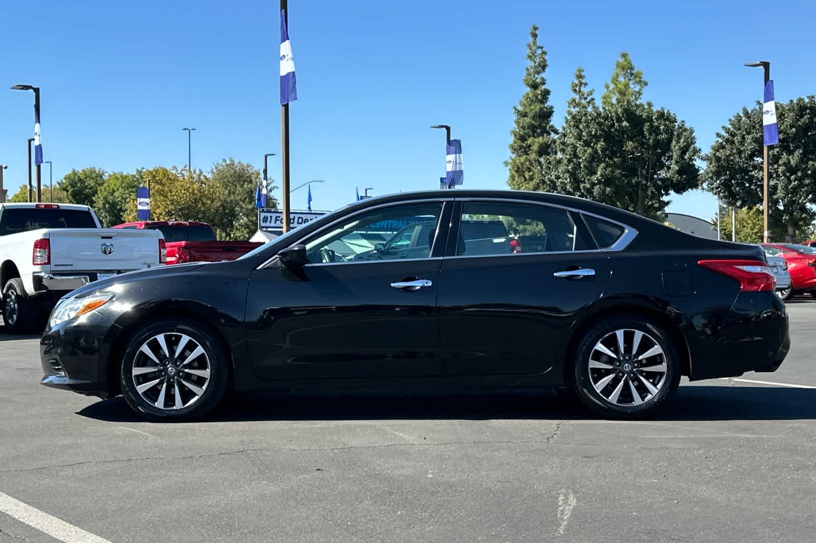 Thumbnail: 2017 Nissan Altima - 5