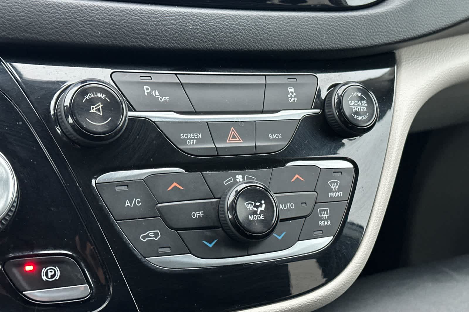 Thumbnail: 2017 Chrysler Pacifica - 21