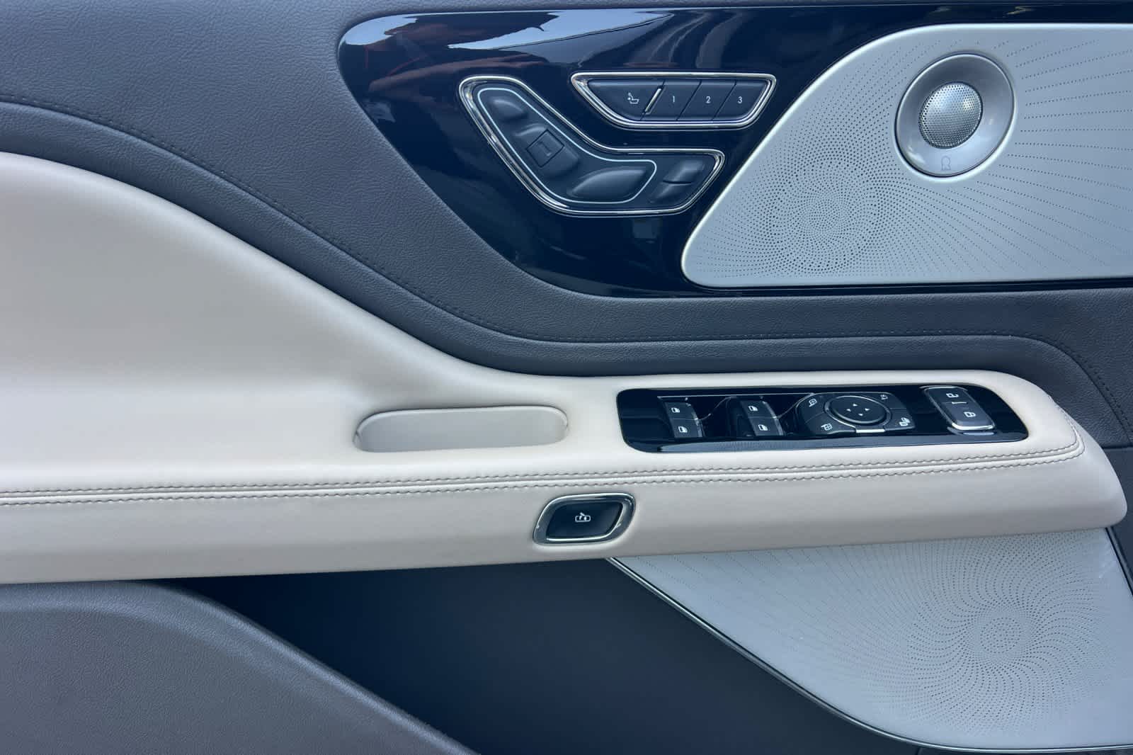 Thumbnail: 2020 Lincoln Aviator - 13