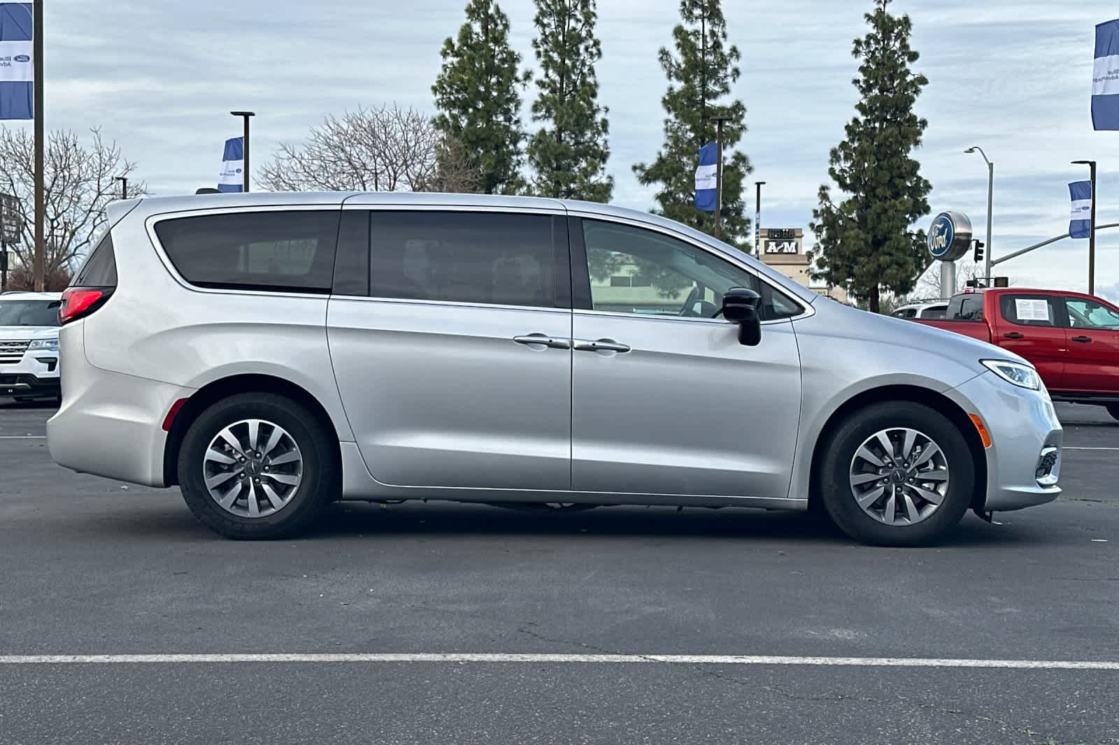 Thumbnail: 2024 Chrysler Pacifica - 8